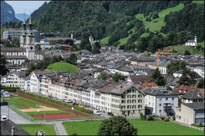 Petite ville suisse de 5 500 habitants, encaissée dans la vallée de la Linth, dans le nord de la chaîne des Alpes, capitale du canton du même nom :
