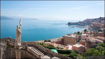 Ville italienne de 20 000 habitants, située sur la côte tyrrhénienne, au nord-ouest de Naples :