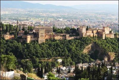 Ville espagnole d'Andalousie, située au pied des montagnes de la Sierra Nevada, célèbre pour son Alhambra :
