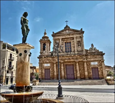 Ville italienne de 75 000 habitants, située sur la côte sud de la Sicile :