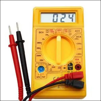 Quel instrument mesure la tension électrique entre deux points ?