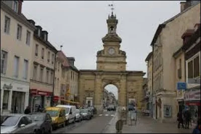 Dans quel département se situe la ville de Pontarlier ?