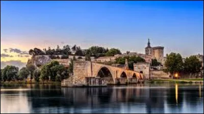 Dans quel département se situe la ville d'Avignon ?
