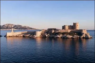 Le château d'If est une forteresse française édifiée entre 1527 et 1529 qui se trouve à Marseille.