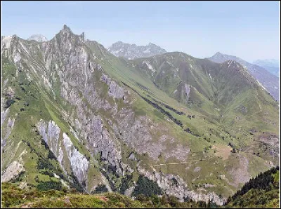 Quel est le nom de ce sommet du massif de l'Ubaye dans les Alpes qui culmine à 2 883 mètres ?