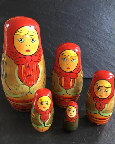 Enfin quelques jolis bibelots décorent sa vitrine, ce sont des matrioshkas, poupées qui s'emboîtent les unes dans les autres, et comme Madame-Je-sais-Tout ne peut pas s'empêcher d'étaler sa science, elle nous demande dans quel pays, ces poupées puisent leur origine, en 1890 avant d'être liées au pays dont elles sont désormais le symbole !