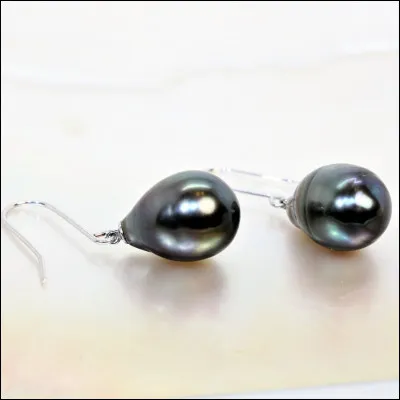 À ses oreilles, pendent de véritables perles ! Où les a-t-elle indubitablement trouvées ?