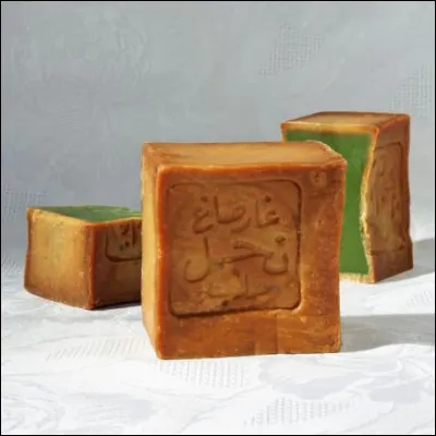 Dans sa salle de bain, je découvre le fameux savon à l'huile de baie de laurier ! Nul doute il est authentique, elle a dû l'acheter :