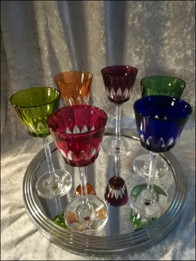 Quant aux verres en cristal, tout nouveaux et de toute beauté, dans lesquels elle nous sert, c'est à n'en pas douter, elle les a rapportés :