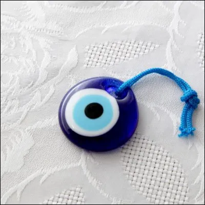 Concernant ce pendentif, il protège du mauvais sort, nous dit-elle ! Mais elle garde secret l'endroit d'où il provient !