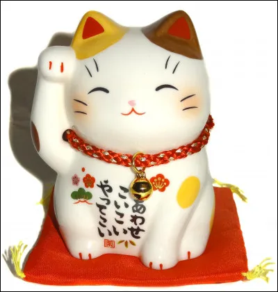 Ce chat appelé Maneki Neko, et censé attirer la fortune, vient sûrement de son pays d'origine, bien qu'on en voit à présent partout devant certaines boutiques !