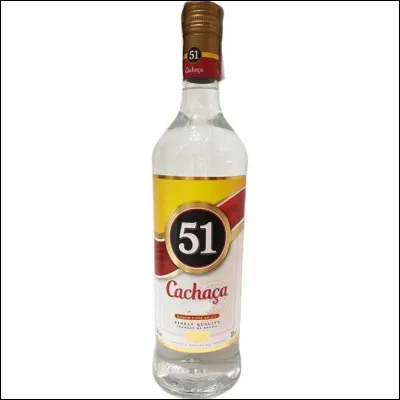 Toujours dans le bar, on aperçoit une bouteille toute neuve de cachaça ! Madame Je-Sais-Tout a donc voyagé loin... Jusqu'où ?