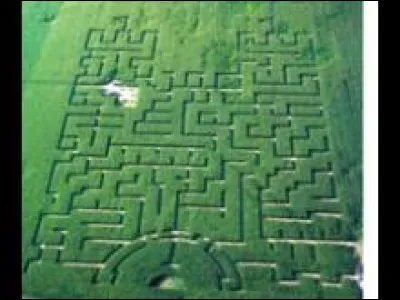 Voici vu du ciel le labyrinthe de maïs, bien connu en Lorraine, sur le territoire de Seicheprey. Village du Grand-Est, il se situe dans le département ...