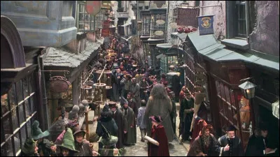 Comment se nomme la rue où on achète les affaires pour Poudlard ?