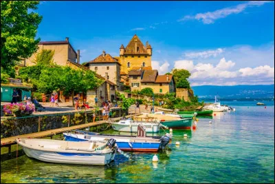 Ensuite, nous savons que tu es une fan des voyages en France, et, avec la participation de Choupi, Fahrenheit, Marine et Pondichery, c'est Titi qui a eu l'idée de t'offrir un séjour dans cette cité médiévale de Haute-Savoie :