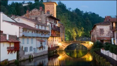 ASM, Ml, Joc, Cernier et Theor ont pensé qu'il vaudrait mieux te laisser choisir : ils suggèrent un village des Pyrénées-Atlantiques où nous avons trouvé pour te loger une maison à colombages, non loin de la citadelle Vauban :