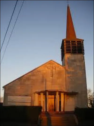 Nous sommes de retour dans les Hauts-de-France, devant l'église de la Nativité-de-Notre-Dame de Capelle-lès-Hesdin. Commune de l'arrondissement de Montreuil-sur-Mer, elle se situe dans le département ...