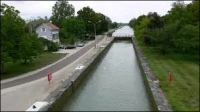 Commune francilienne de la Grande Couronne, Melz-sur-Seine se situe dans le département ...