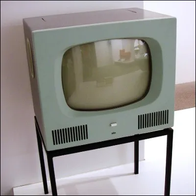 Quelle cha&icirc;ne de t&eacute;l&eacute;vision fond&eacute;e en 1992 diffuse des soir&eacute;es "Thema" ?