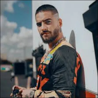 Avec quel chanteur colombien Gims a-t-il collaboré pour le titre "Hola Señorita" ?