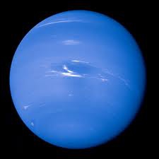 La température moyenne de la planète Neptune^, la huitième planète du système solaire, est de - 250°C. De plus, les scientifiques ont observé des vents très violents allant jusqu'à 1430 km/h.