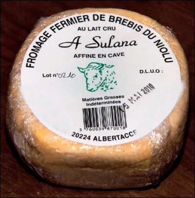 Quel est le nom de ce fromage corse à base de lait de brebis ou de chèvre, à pâte molle et à croûte fleurie ?