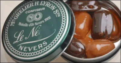 Quel est ce bonbon, spécialité de la ville de Nevers, un caramel parfumé au chocolat, enfermé dans un caramel dur ?