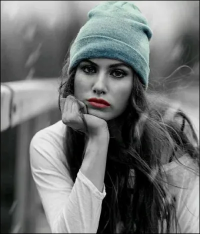 Quelle maladie de peau est symptomatique de plaques qui se détachent, comme des écailles, au niveau des coudes, des genoux, voire du cuir chevelu ?