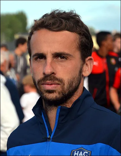 Après Thermidor, les jeunes excentriques furent appelés muscadins. Quel accessoire ne faisait pas partie de leur accoutrement ?