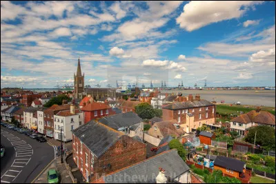 Ville anglaise de 15 000 habitants, ancienne base navale sur la mer du Nord, située dans l'Essex, sur la côte sud de l'East Anglia :