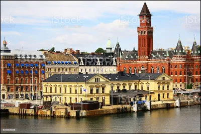 Ville suédoise de 100 000 habitants, située sur la côte de l'Øresund, à son point le plus étroit, à 4 km de la côte danoise :