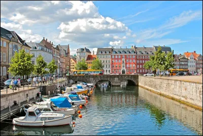 Dans quel pays se trouve Horsens, ville de 55 000 habitants ?