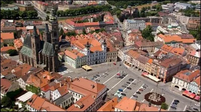 Dans quel pays se trouve Hradec Králové, ville de 90 000 habitants, connue pour son patrimoine urbain avec sa place triangulaire "Velké náměstí" ?