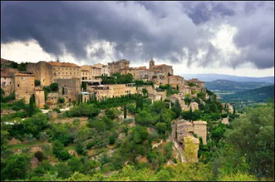 Quel est ce village au coeur du Lub&eacute;ron, b&acirc;ti sur un rocher, il poss&egrave;de un riche patrimoine avec deux abbayes, un ch&acirc;teau, des bories et de nombreux moulins ?