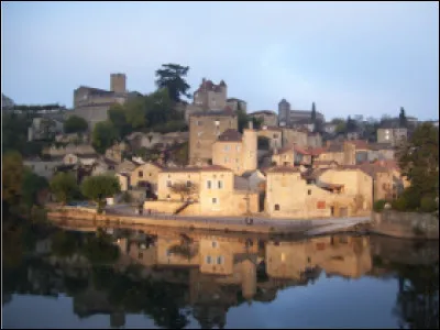Quel est ce village situ&eacute;s au coeur du vignoble de Cahors, les pieds dans la rivi&egrave;re le Lot et la t&ecirc;te dans les nuages ?