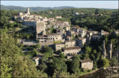 Quel est ce village ard&eacute;chois, ancienne place forte gauloise, accroch&eacute; &agrave; son rocher qui surplombe la rivi&egrave;re l'Ard&egrave;che ?