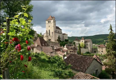 Quel est ce village du Lot accroch&eacute; &agrave; une falaise domin&eacute; par les ruines de trois ch&acirc;teaux m&eacute;di&eacute;vaux ?