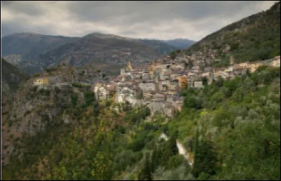 Quel est ce village fortifi&eacute; des Alpes-Maritimes qui surplombe les gorges du fleuve de la Roya pr&egrave;s de la fronti&egrave;re italienne ?