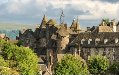 Quel est ce village du Cantal avec ses maisons en toits de lauze piquet&eacute;s de tourelles ?