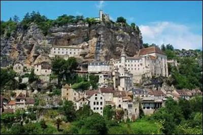 Quel est cette cit&eacute; Sacr&eacute;e, accroch&eacute;e &agrave; flanc de falaise dont le sanctuaire attire des milliers de p&egrave;lerins en route vers Saint-Jacques-de-Compostelle ?