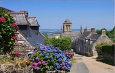 Quel est ce village breton du Finist&egrave;re avec ses ruelles bord&eacute;es de maisons Renaissance et d'&eacute;choppes typiques ?