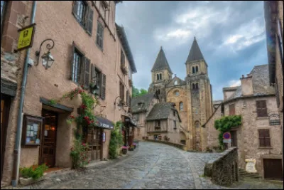 Quel est ce village de l'Aveyron accroch&eacute; &agrave; flanc de colline, construit en forme de coque, &eacute;tape vers Saint-Jacques-de-Compostelle, aussi c&eacute;l&egrave;bre pour son &eacute;glise abbatiale ?