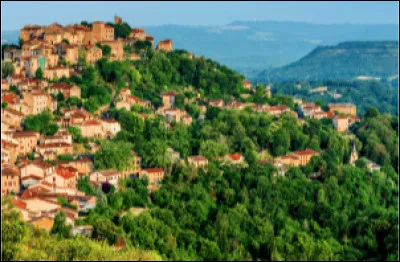 Quel est ce village du Tarn datant 1222, c&eacute;l&egrave;bre pour ses maisons, ses ruelles et ses murs constitu&eacute;s de pierres blondes ?