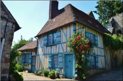 Quel est ce petit village m&eacute;di&eacute;val romantique situ&eacute; dans l'Oise pr&egrave;s de Beauvais, surnomm&eacute; "village aux mille roses" ?
