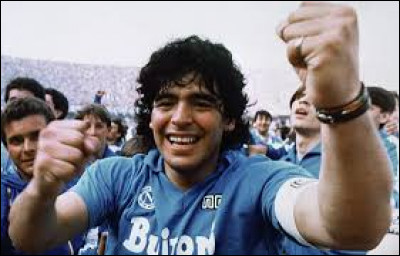 Diego Maradona était un joueur de football de nationalité brésilienne.