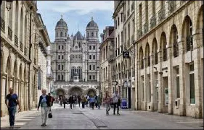 On appelle les habitants de Dijon, des Dijonnais.