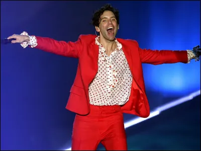 En 2011 à quelle chanson participe-t-il ?