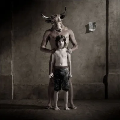 Ce jeune garçon athénien est le déjeuner de ce monstre. Qui est-il ?