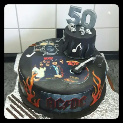 Qui est le dernier membre de la famille Young au sein du groupe AC/DC ?