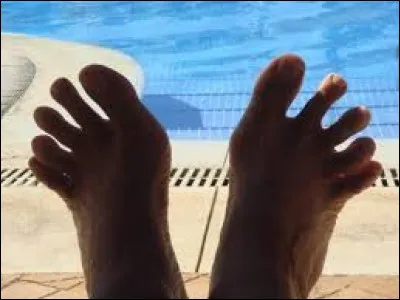 Que signifie l'expression "Avoir les doigts de pied en éventail" ?
